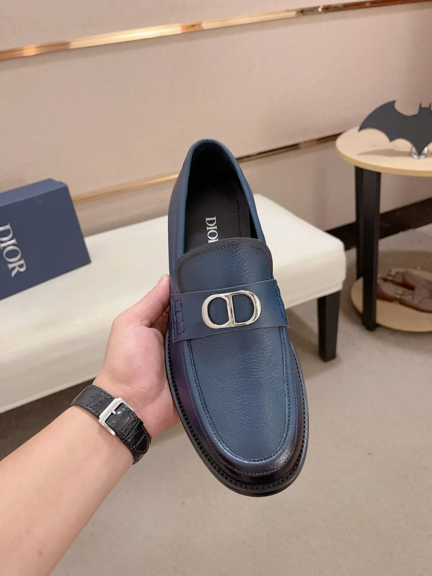 Men's shoes 💰: 560💰 High-end version of Dior Dior's new series. Famous actors and internet celebrities wear super popular designs. The sculptures of French artist Niki de Saint Phalle are designed as rings. Material: Imported original material ➕Painted cowhide Foot pads: cowhide Outsole: Rubber outsole Men's shoe size: 38~44 Can be customized to size 45